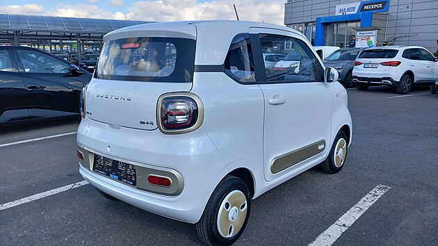Bestune Pony je v podstatě taková luxusní čtyřkolá koloběžka s plechy. Auto do města jezdí na prťavých 12" kolech. Ano, taková měl i legendární Fiat 500 ze 60. let!