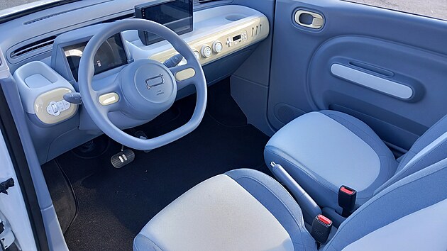 Kabina je jako pro panenky. Za jízdy Bestune Pony vydává zvuk jako tramvaj.