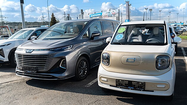 Opačné póly: Sedmimístný minivan Bestune M9 a čtyřmístná elektroblecha Bestune Pony.