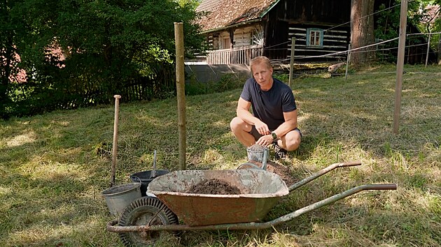 Výsadbovou jámu pro ovocný stromek můžete připravit už týdny dopředu.