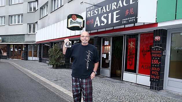 Zdeněk Pohlreich před retro restaurací v Mladé Boleslavi, kterou doporučuje k návštěvě. Dal jí jednu hvězdu.