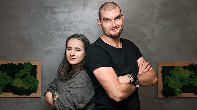 Biolog Adam Obr a spoluzakladatelka platformy Forendors Denisa Hrubešová. (7. října 2025)