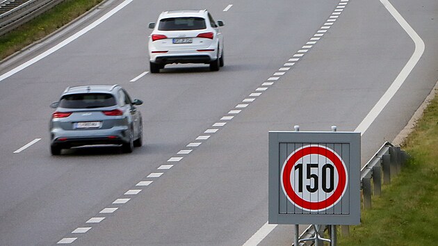 Od neděle 5. ř&iacute;jna mohou řidiči jezdit na d&aacute;lnici D3 v &uacute;seku mezi Česk&yacute;mi Budějovicemi a Planou nad Lužnic&iacute; rychlost&iacute; až 150 km/h. (5. ř&iacute;jna 2025)