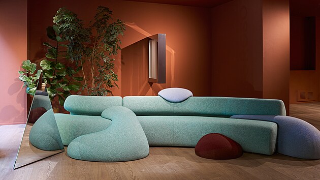 Pohovku Gruuvelot navrhla pro italskou značku Moroso Patricia Urquiola, která v Praze na Designbloku převezme oenění za celoživotní dílo.