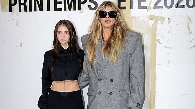 Heidi Klumová s dcerou Leni na přehlídce značky Vetements na pařížském týdnu módy. (říjen 2025)