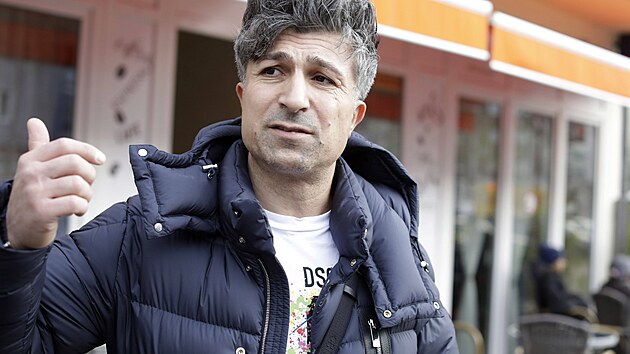 Chico Yildrim se po výhře hlavní ceny v německé loterii rád chlubí svým bohatstvím. (8. října 2022)