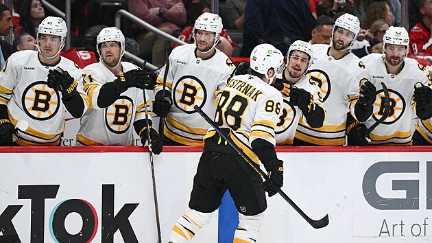 David Pastrňák (88) slaví gól se spoluhráči z Boston Bruins.