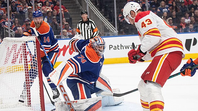 Adam Klapka (43) z Calgary Flames před bránou Edmonton Oilers, kterou hlídá Stuart Skinner (74).