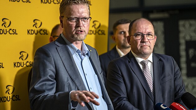 Pavel Bělobrádek a Marek Výborný hovoří po povolebním jednání KDU-ČSL (5. října 2025).