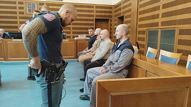 Krajský soud v Hradci Králové se zabývá případem česko-ukrajinského gangu falešných telefonických bankéřů. (6. října 2025)