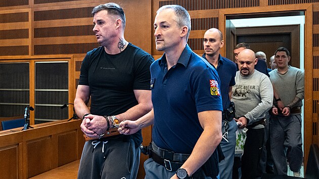 Krajský soud v Hradci Králové se zabývá případem česko-ukrajinského gangu falešných telefonických bankéřů. (6. října 2025)