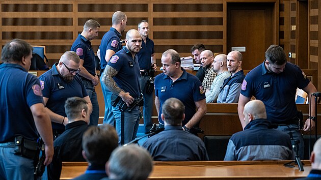 Krajský soud v Hradci Králové se zabývá případem česko-ukrajinského gangu falešných telefonických bankéřů. (6. října 2025)