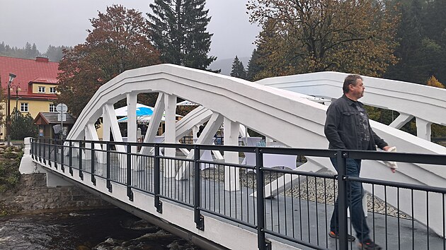B&iacute;l&yacute; most ve &Scaron;pindlerově Ml&yacute;ně po oprav&aacute;ch znovu slouž&iacute;. (6. ř&iacute;jna 2025)