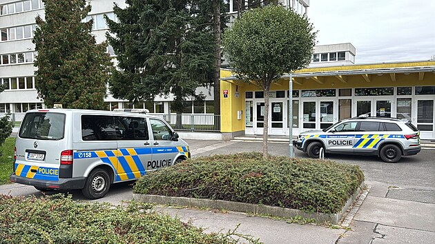 Tragédie u voleb: Muž ve škole odhlasoval, a pak z pátého patra vyskočil z okna.