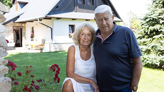 Sympatický manželský pár jezdí odpočívat na svou chaloupku kousek od Lipna.
