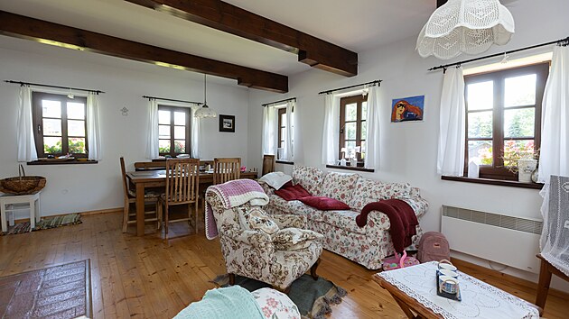 V obývacím pokoji je spousta místa pro návštěvy a rodinná setkání.