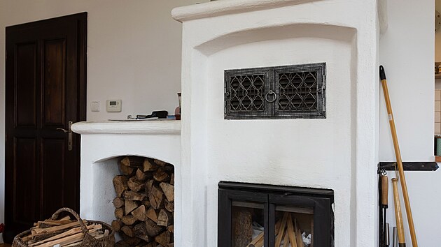 Kamna jsou dominantou obýváku a vyhřívají i pokoje v patře.