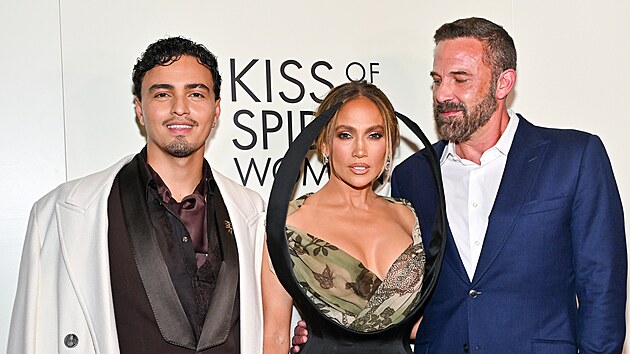 Tonatiuh, Jennifer Lopezová a Ben Affleck v New Yorku na speciálním promítání filmu Kiss of the Spider Woman (6. října 2025)