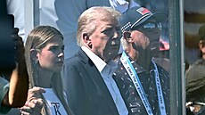 Trump a jeho vnučka Kai v hledišti golfového turnaje Ryder Cup na hřišti...