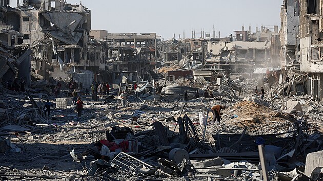 Palestinci, kteří byli během války na příkaz Izraele vysídleni do jižní části Gazy, se vrací na sever. (11. října 2025)