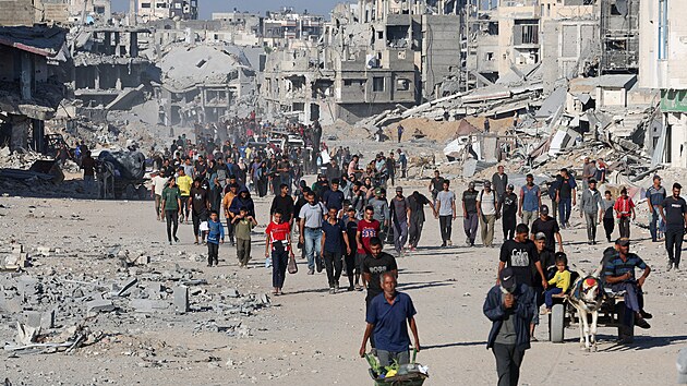 Palestinci, kteří byli během války na příkaz Izraele vysídleni do jižní části Gazy, se vrací na sever. (11. října 2025)