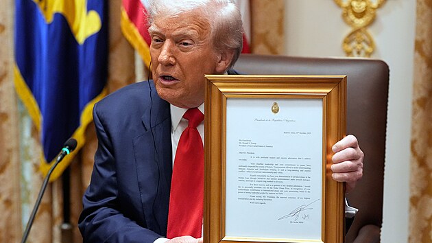 Americký prezident Donald Trump při jednání se svým argentinským protějškem Javierem Mileiem v Bílém domě (14. října 2025)