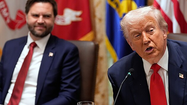 Americký prezident Donald Trump při jednání se svým argentinským protějškem Javierem Mileiem v Bílém domě. Na snímku také americký viceprezident JD Vance. (14. října 2025)