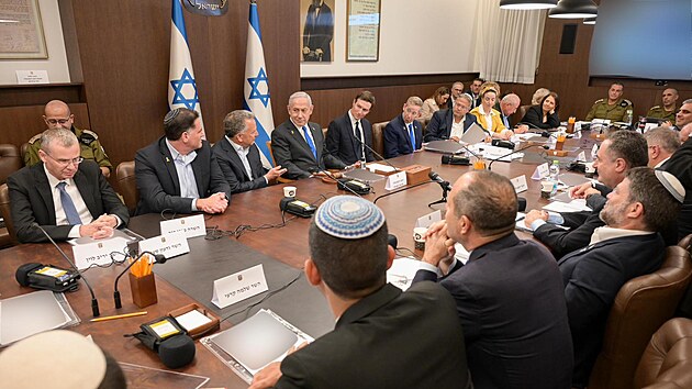 Vláda izraelského premiéra Benjamina Netanjahua schválila příměří s Hamásem. Jejího zasedání se zúčastnili i představitelé USA Jared Kushner a Steve Witkoff. (10. října 2025)