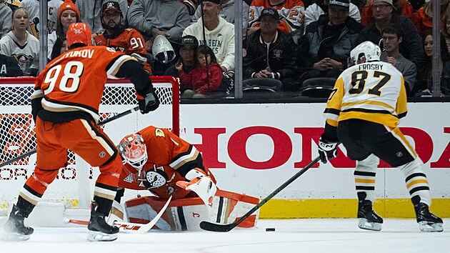 Brankář Lukáš Dostál z Anaheim Ducks kryje střelu Sidneyho Crosbyho z Pittsburgh Penguins.