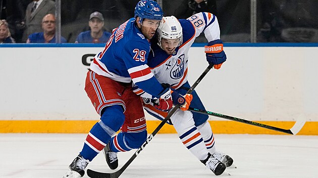 Matthew Robertson z New York Rangers a David Tomášek z Edmonton Oilers v souboji.