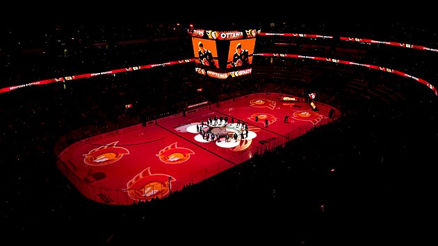 Hokejisté Ottawa Senators se před začátkem utkání s Nashville Predators shromáždil uprostřed ledu v Canadian Tire Centre.