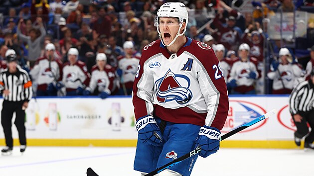 Nathan MacKinnon z Colorado Avalanche slaví gól v utkání s Buffalo Sabres.