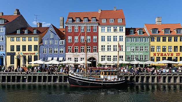 Co si ještě odříct? Posezení v restauracích a kavárnách v okolí Nyhavn. Ne že by byly vyloženě špatné, jen jsou cenami tak naddimenzované, že se jim i Dánové vyhýbají širokým obloukem. V jejich okolí je až příliš výrazný pohyb turistů a uvnitř té „lokální“ atmosféry moc nenajdete.