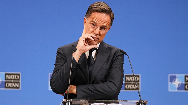 Generální tajemník NATO Mark Rutte hovoří během zasedání ministrů obrany členských zemí NATO v sídle aliance v Bruselu. (15. října 2025)