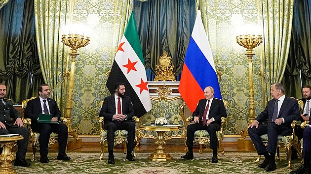 Ruský prezident Vladimir Putin a syrský prezident Ahmad Šara během setkání v Kremlu (15. října 2025)