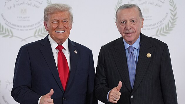 Prezident Donald Trump v Egyptě vítá tureckého prezidenta Recepa Tayyipa Erdogana během summitu na podporu ukončeníválky v Gaze. (13. října 2025)