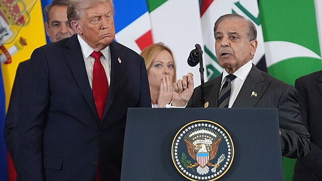 Prezident Donald Trump v Egyptě poslouchá projev pákistánského premiéra Šáhbáze Šarífa během summitu na podporu ukončení více než dvouleté války mezi Izraelem a Hamasem v Gaze. (13. října 2025)