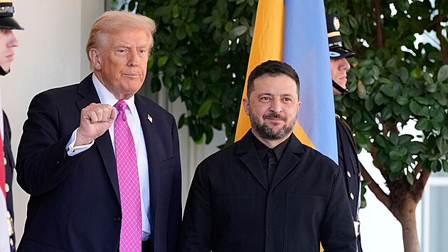 Americký prezident Donald Trump vítá v Bílém domě ukrajinského lídra Volodymyra Zelenského. (17. října 2025)