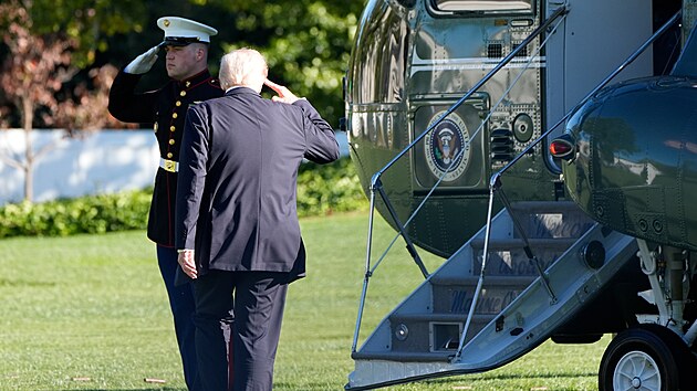 Prezident Donald Trump kráčí po jednání s ukrajinským prezidentem Volodymyrem Zelenským k vrtulníku Marine One. (17. října 2025)
