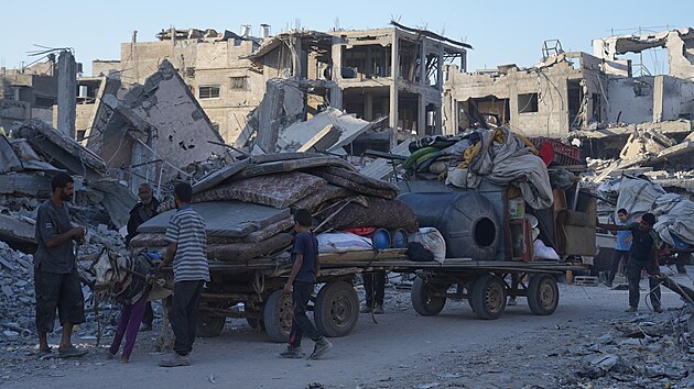 Po pátečním uzavření příměří se z jihu Gazy vrací domů tisíce Palestinců. (11. října 2025)