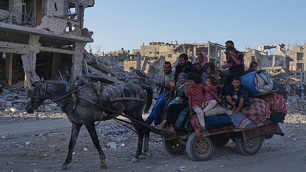 Po pátečním uzavření příměří se z jihu Gazy vrací domů tisíce Palestinců. (11. října 2025)