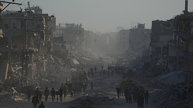 Po pátečním uzavření příměří se z jihu Gazy vrací domů tisíce Palestinců. (11. října 2025)