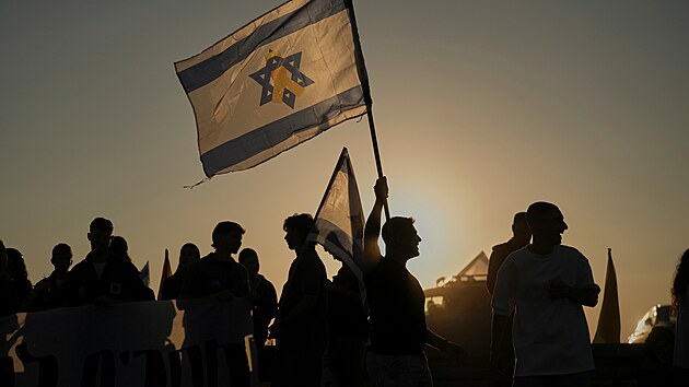 Lidé v Izraeli vyšli do ulic před předáním rukojmí mezi teroristickým hnutím Hamás a Izraelem. (13. října 2025)