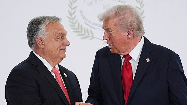 Maďarský premiér Viktor Orbán a americký prezident Donald Trump si podávají ruce před summitem v Egyptě. (13. října 2025)