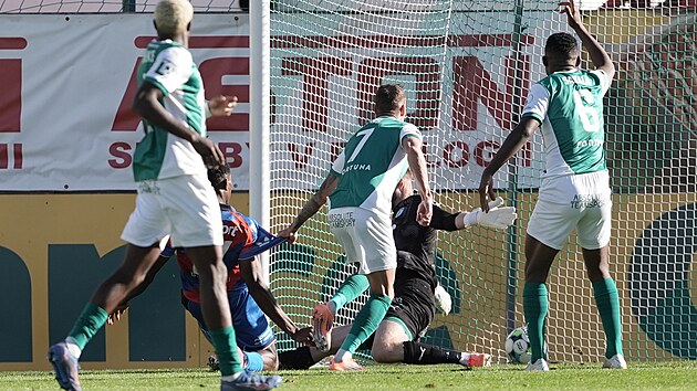 Plzeňský útočník Rafiu Durosinmi zblízka skóruje v utkání proti Bohemians.