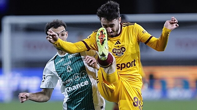 Marcel Čermák z Dukly hraje míč před Sebastianem Nebylou z Jablonce.
