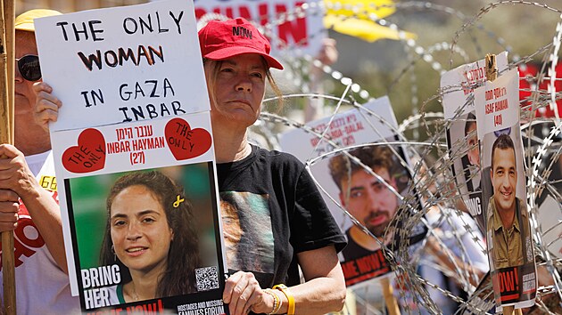 Transparent s fotkou Inbar Haimanové. (2. srpna 2025)