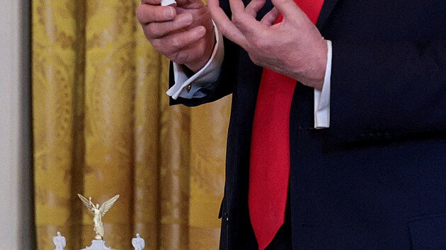 Během slavnostní večeře ukázal americký prezident Donald Trump maketu památníku, který chce vybudovat ve Washingtonu. (15. října 2025)