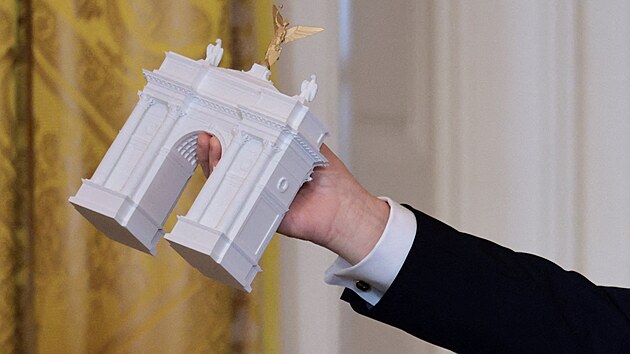 Během slavnostní večeře ukázal americký prezident Donald Trump maketu památníku, který chce vybudovat ve Washingtonu. (15. října 2025)