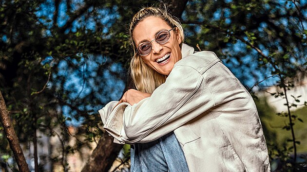 Divadlo začala hrát ve dvanácti letech, v pětadvaceti pak v sobě objevila talent pro psaní písní. Ty dnes na YouTube patří k nejhranějším – Nafrněná dosud nasbírala přes 55 milionů zhlédnutí. Vydala ji před devíti lety, kdy také porodila své první dítě.
Od té doby Barbora Poláková (41) povila ještě druhou dceru, vypořádala se s rozchodem s životním partnerem Pavlem Liškou, vydala další dvě desky a bezpočet originálních videoklipů. Letos se navíc po deseti letech vrátila na prkna, která znamenají svět, a vystoupí také na proslulém pražském hudebním festivalu Metronome.